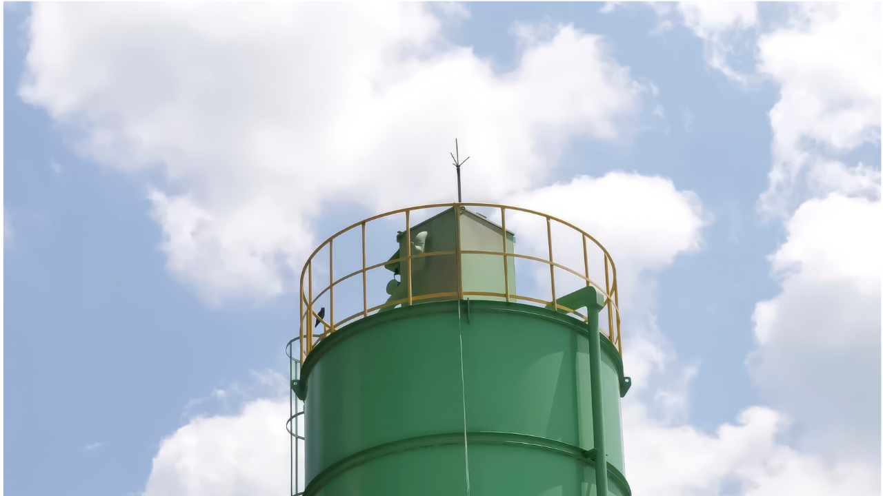 Sistema de Proteção contra Descargas Atmosféricas (SPDA) instalado em edificação industrial para proteção contra raios.