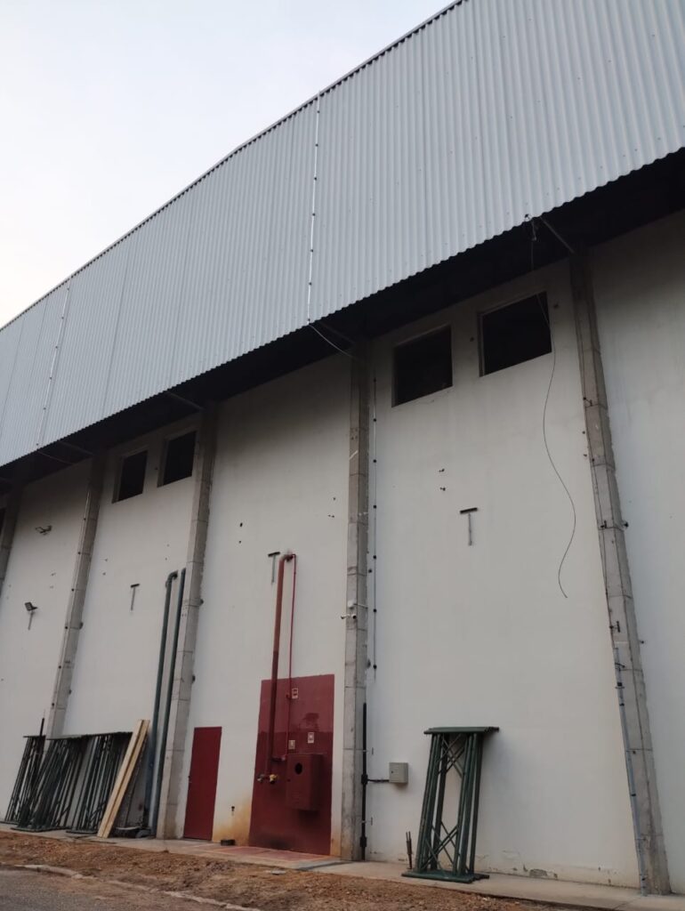 Condutores de descida do SPDA instalados em edificação industrial para conduzir a corrente do raio ao sistema de aterramento.