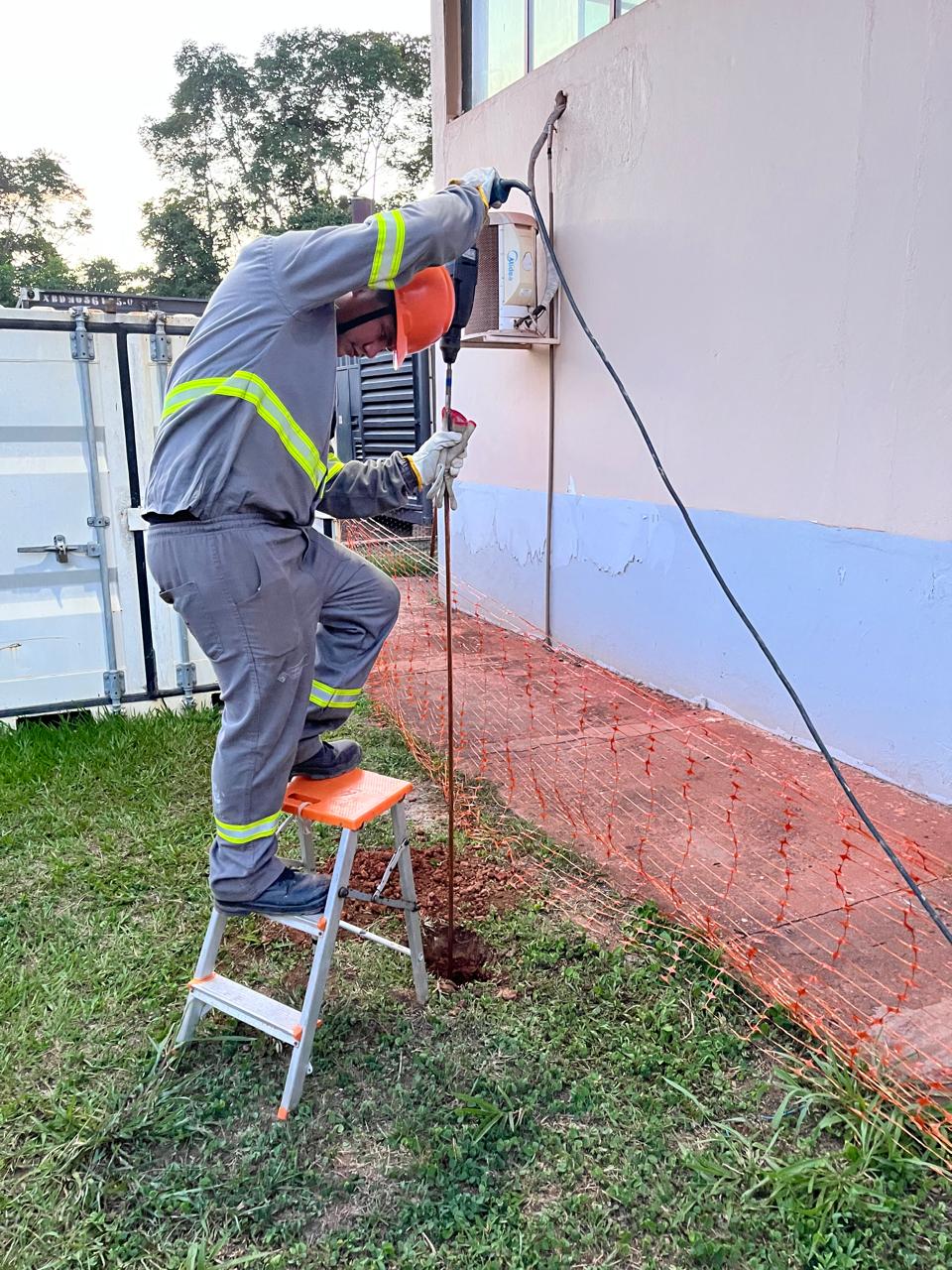 Instalação de malha de aterramento para SPDA, subestação, energia solar e instalações elétricas industriais.