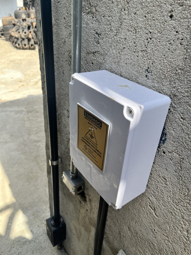 Caixa de equalização de potencial do SPDA interligando sistema de aterramento, estruturas metálicas e instalações elétricas conforme ABNT NBR 5419/2026.