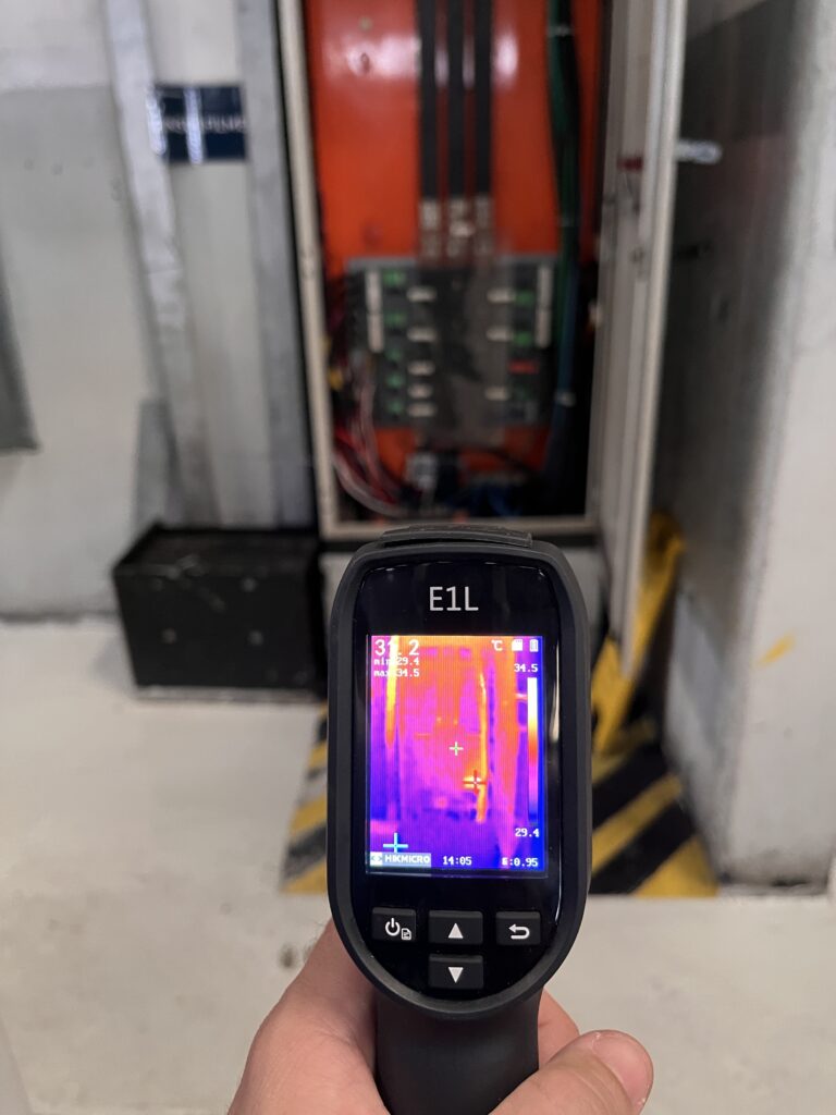 Laudos e Inspe&ccedil;&otilde;es El&eacute;tricas com termografia realizada em painel el&eacute;trico industrial para identifica&ccedil;&atilde;o de falhas e aquecimentos.